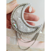 White silver month embroidery brooch.