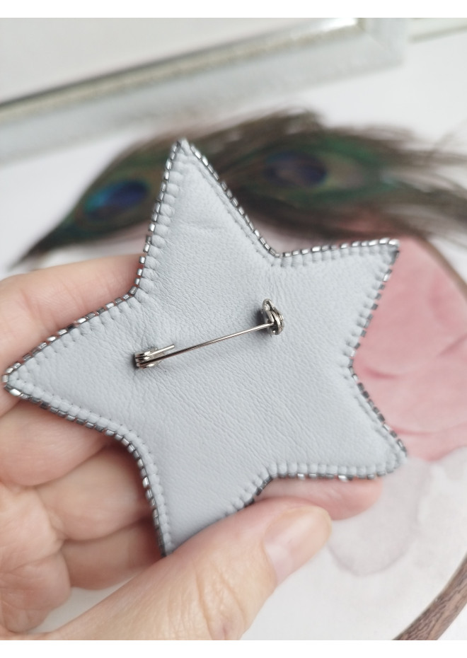 beaded brooch gry silver star`