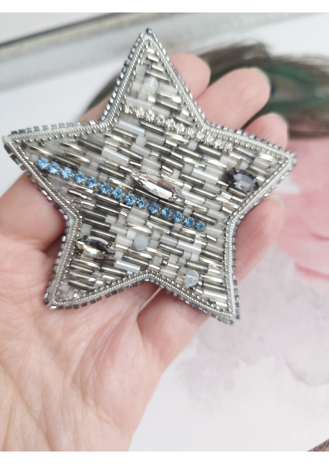 beaded brooch gry silver star`